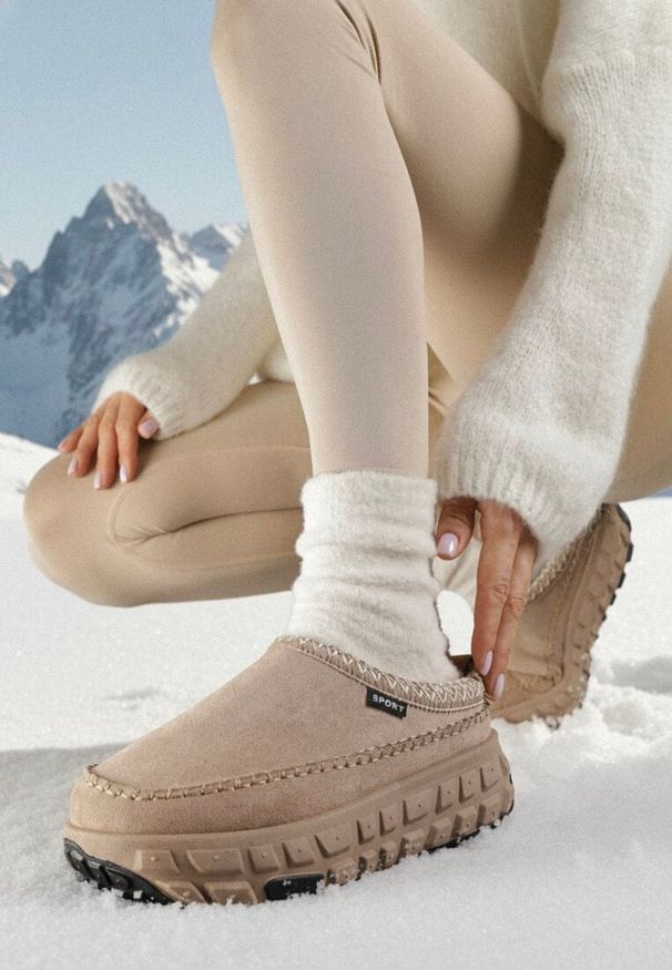 Born2be - Ciemnobeżowe Niskie Śniegowce na Grubej Tłoczonej Podeszwie Arevire. Okazja: na co dzień. Kolor: beżowy. Materiał: jeans. Styl: casual