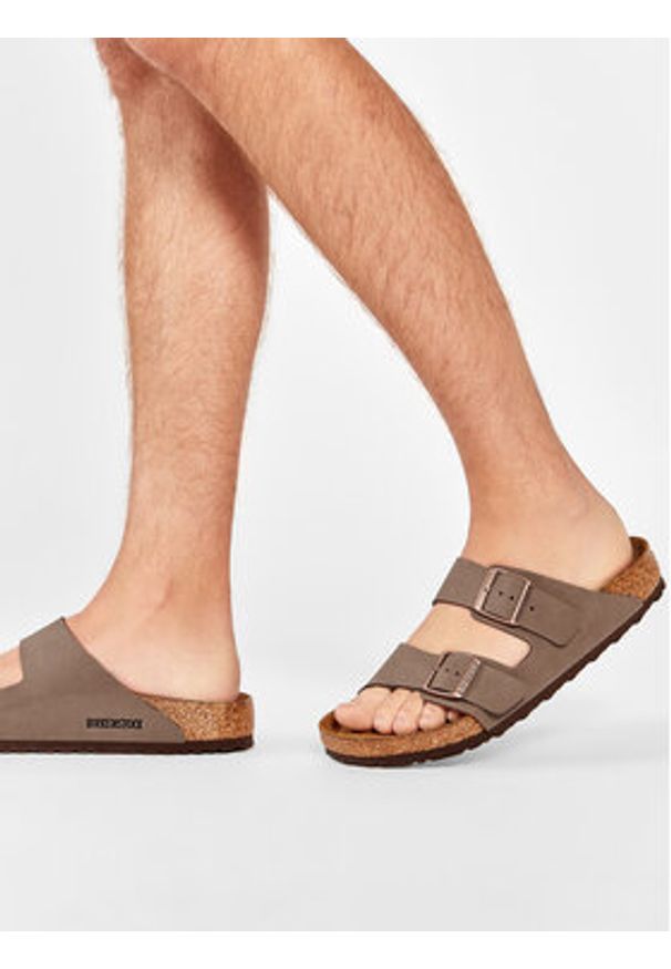 Birkenstock Klapki Arizona Birko-Flor nubuk 151181 Brązowy. Kolor: brązowy. Materiał: skóra