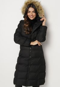 Born2be - Czarna Kurtka Pikowana Mocno Ocieplana z Kapturem z Futerkiem Gelirra. Okazja: na co dzień. Typ kołnierza: kaptur. Kolor: czarny. Materiał: futro. Długość rękawa: długi rękaw. Długość: długie. Styl: casual, elegancki #3