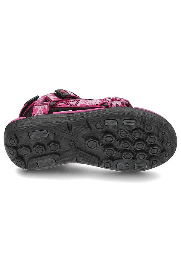 Sandały chłopięce Lee Cooper, regulowane paski z wytrzymałego materiału zapięcie na rzep zapewniające dopasowanie, czarno-fuksjowe, LCW-22-34-0962K. Okazja: na uczelnię, na co dzień, na spacer. Zapięcie: rzepy. Kolor: różowy. Materiał: materiał. Wzór: paski. Sezon: lato. Styl: elegancki, casual