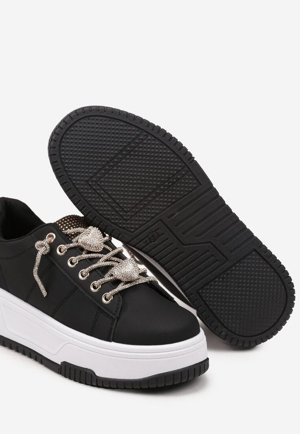 Born2be - Czarne Sneakersy na Grubej Podeszwie z Cyrkoniami Deoliae. Okazja: na co dzień. Nosek buta: okrągły. Zapięcie: sznurówki. Kolor: czarny. Materiał: jeans, skóra
