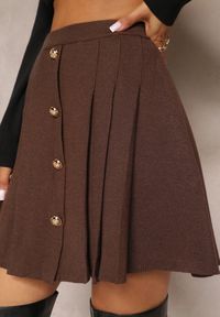 Renee - Brązowa Mini Plisowana Spódnica z Ozdobnymi Złotymi Guzikami Maempella. Kolor: brązowy. Styl: elegancki #2