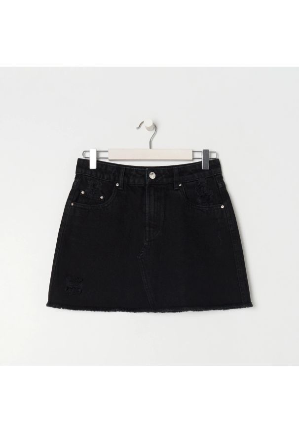 Sinsay - Spódnica jeansowa mini - Czarny. Kolor: czarny. Materiał: jeans