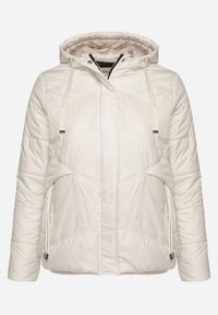 Born2be - Jasnobeżowa Kurtka Pikowana z Kapturem Karbia. Okazja: na co dzień. Typ kołnierza: kaptur. Kolekcja: plus size. Kolor: beżowy. Styl: casual, elegancki #6