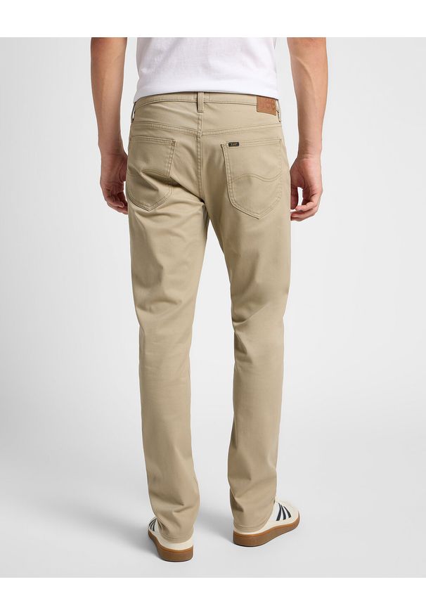 Lee - MĘSKIE SPODNIE MATERIAŁOWE LEE DAREN ZIP FLY NEW KANSAS CITY KHAKI 112360203 L707016437. Kolor: brązowy
