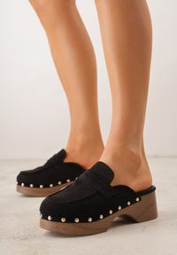 Renee - Czarne Klapki Drewniaki o Fasonie Loafersów z Ozdobnymi Nitami Sargita. Okazja: na co dzień. Kolor: czarny. Materiał: skóra. Wzór: haft. Styl: casual, elegancki #9