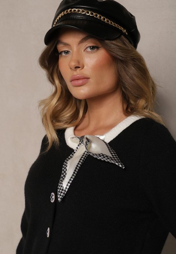 Renee - Czarny Retro Kardigan z Wiskozą Ozdobiony Wiązaną Apaszką i Eleganckimi Guzikami Evelimi. Okazja: do pracy. Typ kołnierza: kołnierz z falbankami. Kolor: czarny. Materiał: wiskoza. Długość rękawa: długi rękaw. Długość: długie. Wzór: aplikacja. Styl: retro, elegancki