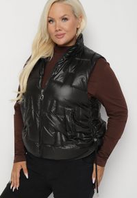 Born2be - Czarna Kamizelka Pikowana z Wysokim Kołnierzem i Kieszeniami Irinae. Okazja: na co dzień, na spotkanie biznesowe. Kolor: czarny. Materiał: jeans. Styl: casual, biznesowy #2