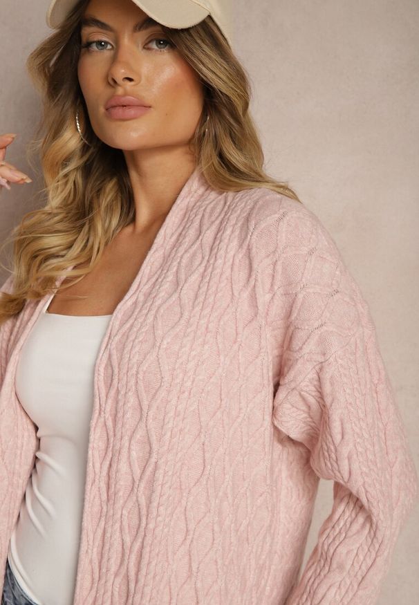 Renee - Różowy Kardigan Nierozpinany o Długim Kroju Ozdobiony Tłoczeniem Vailithe. Okazja: na co dzień, na spacer. Kolor: różowy. Materiał: jeans. Długość: długie. Wzór: aplikacja. Styl: casual, elegancki