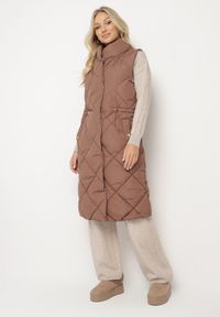 Born2be - Ciemnobrązowa Pikowana Kamizelka o Długim Kroju ze Stójką i Kieszeniami Avatheia. Okazja: na co dzień. Typ kołnierza: kołnierzyk stójkowy. Kolor: brązowy. Materiał: jeans. Długość: długie. Wzór: aplikacja. Styl: klasyczny, casual, elegancki #1