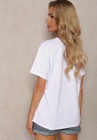 Renee - Biały T-shirt z Bawełny Wykończony z Przodu Nadrukiem Risalynn. Kolor: złoty. Materiał: bawełna. Wzór: nadruk. Sezon: lato