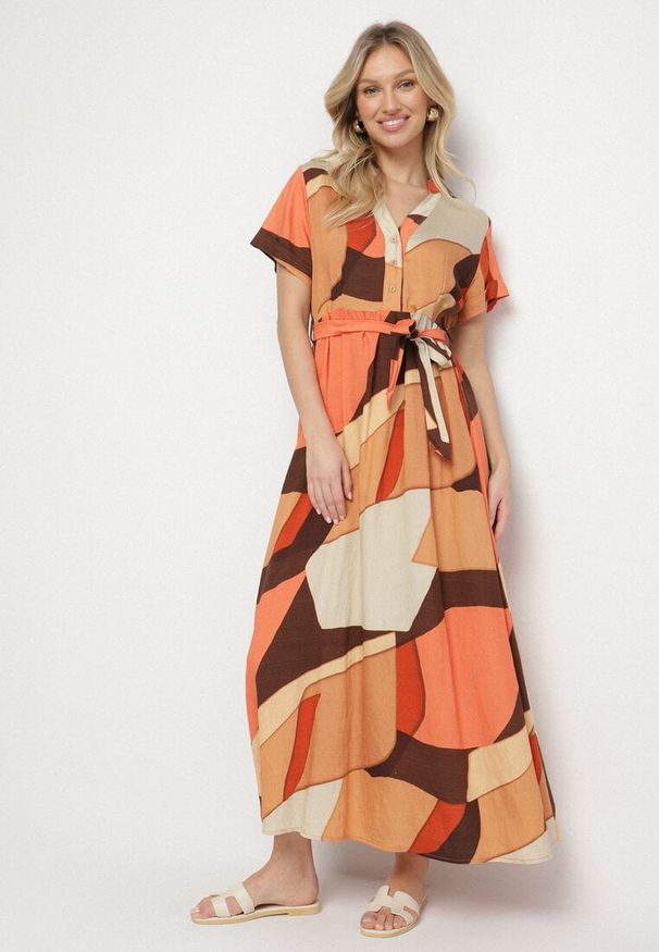 Born2be - Jasnobrązowa Sukienka Rozkloszowana z Wiskozy w Geometryczny Wzór z Paskiem Ranislla. Okazja: na co dzień. Typ kołnierza: dekolt w serek. Kolor: brązowy. Materiał: wiskoza. Długość rękawa: krótki rękaw. Wzór: geometria. Styl: casual, elegancki