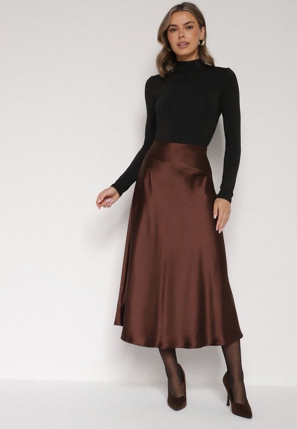 Born2be - Brązowa Rozkloszowana Midi Spódnica Satynowa Zapinana na Suwak z Gumką w Pasie Williwarne. Stan: podwyższony. Kolor: brązowy. Materiał: satyna