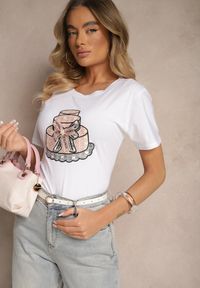 Renee - Biały Bawełniany T-shirt z Kokardą 3D i Nadrukiem Tortu Sanaviela. Okazja: na co dzień. Typ kołnierza: kokarda. Kolor: biały. Materiał: bawełna. Wzór: nadruk. Styl: klasyczny, casual, elegancki #4