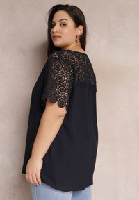 Renee - Granatowa Bluzka z Krótkimi Koronkowymi Rękawami i Wstawką na Plecach Emmari. Kolekcja: plus size. Kolor: niebieski. Materiał: koronka. Długość: krótkie. Styl: elegancki #3