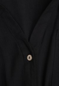 Renee - Czarna Koszulowa Sukienka Utility z Bawełny z Wiązanym Paskiem w Talii Retona. Okazja: na co dzień. Kolor: czarny. Materiał: bawełna. Sezon: lato. Typ sukienki: koszulowe. Styl: boho, glamour, casual #5