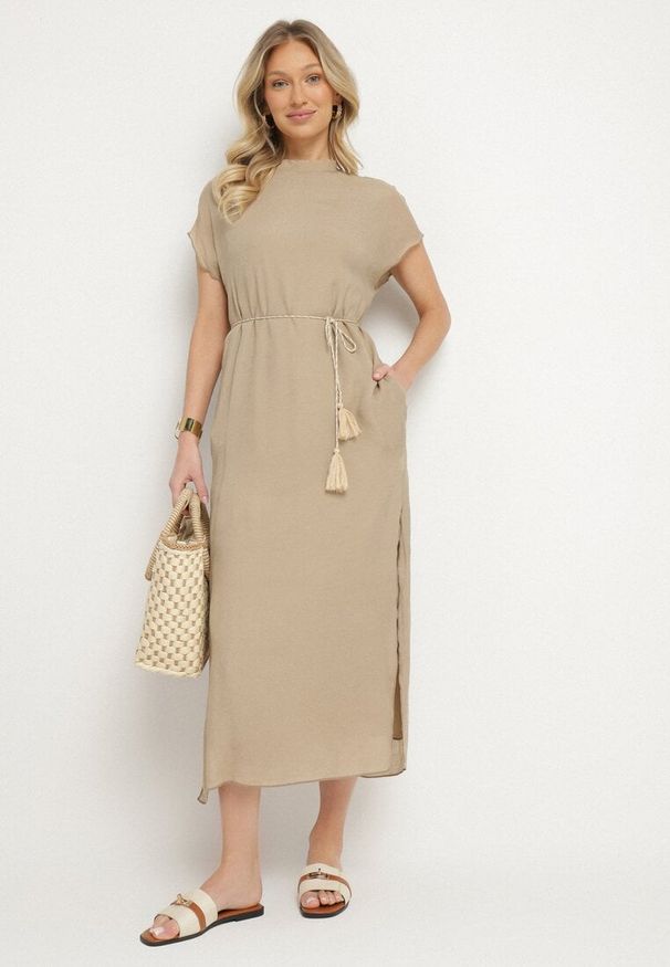 Born2be - Beżowa Sukienka Pudełkowa Ozdobiona Wiązaniem Napelira. Okazja: na co dzień. Kolor: beżowy. Materiał: jeans. Wzór: aplikacja. Styl: elegancki, klasyczny, casual