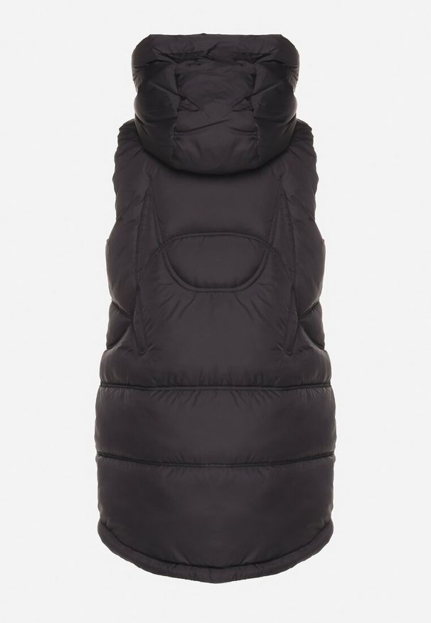 Born2be - Czarna Kamizelka Pikowana z Ozdobnym Suwakiem z Kapturem Fortisse. Okazja: na co dzień, na spotkanie biznesowe. Typ kołnierza: kaptur. Kolor: czarny. Styl: biznesowy, casual, elegancki, klasyczny