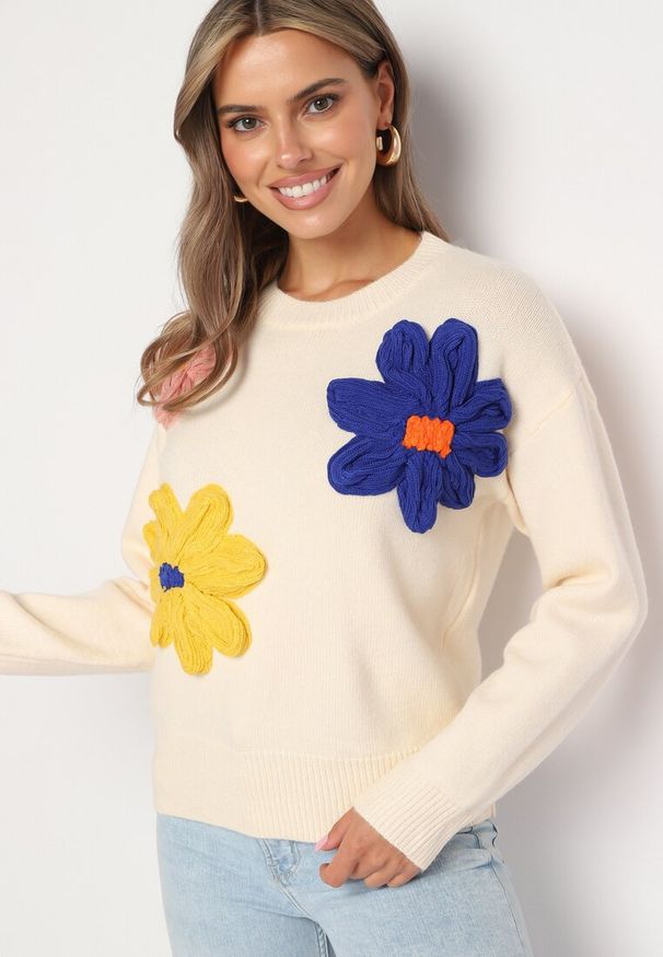 Born2be - Beżowy Sweter z Wiskozą Wykończony Aplikacjami Kwiatów 3D Morivia. Okazja: na co dzień. Kolor: beżowy. Materiał: wiskoza. Długość rękawa: długi rękaw. Długość: długie. Wzór: aplikacja, kwiaty. Styl: casual