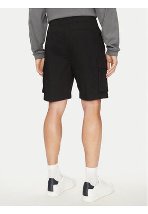 Calvin Klein Jeans Szorty materiałowe J30J327376 Czarny Regular Fit. Kolor: czarny. Materiał: bawełna