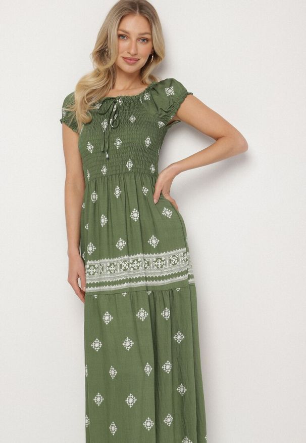 Born2be - Zielona Sukienka z Wiskozy ze Wzorem Boho Ellirose. Okazja: na co dzień. Kolor: zielony. Materiał: wiskoza. Wzór: aplikacja. Sezon: wiosna. Styl: boho