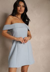 Renee - Jasnoniebieska Koktajlowa Sukienka Bandeau z Zakładką Przy Dekolcie Milzemis. Kolor: niebieski. Wzór: ażurowy. Sezon: lato. Styl: wizytowy