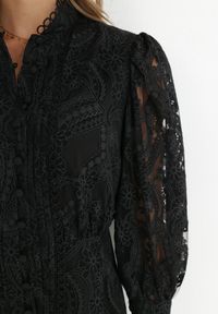 Born2be - Czarna Sukienka Koronkowa z Falbanką Chloreina. Typ kołnierza: kołnierzyk stójkowy. Kolor: czarny. Materiał: koronka. Wzór: ażurowy, koronka. Styl: wizytowy, vintage. Długość: mini #4