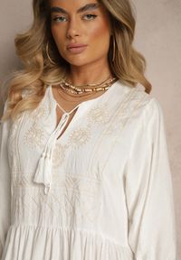 Renee - Biała Sukienka z Wiskozy Ozdobiona Haftem Galionetia. Okazja: na co dzień. Kolor: biały. Materiał: wiskoza. Wzór: aplikacja, haft. Styl: casual #3