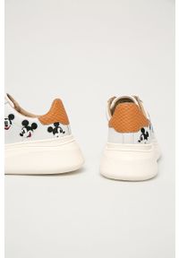 MOA Concept - Buty skórzane x Disney. Nosek buta: okrągły. Zapięcie: sznurówki. Kolor: biały. Materiał: skóra. Wzór: motyw z bajki. Obcas: na platformie #2