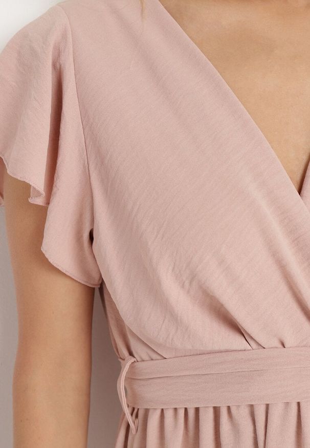 Born2be - Ciemnoróżowa Kopertowa Sukienka z Asymetrycznym Dołem Ozdobiona Falbanką z Paskiem w Talii Snidia. Okazja: na co dzień, na spacer. Kolor: różowy. Wzór: aplikacja. Sezon: lato. Typ sukienki: kopertowe, asymetryczne. Styl: casual, klasyczny, elegancki