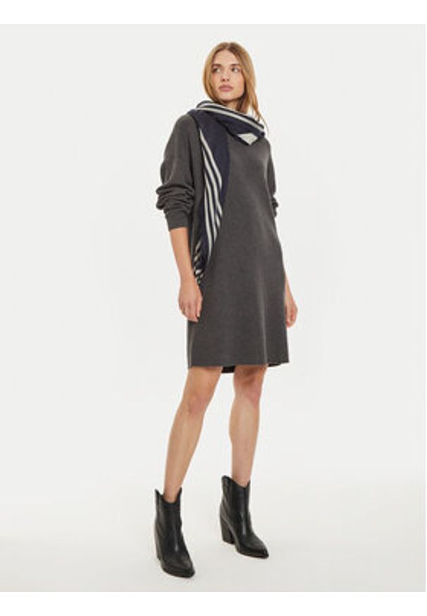 Marc O'Polo Sukienka dzianinowa 408 6006 67107 Szary Oversize. Typ kołnierza: polo. Kolor: szary. Materiał: bawełna. Typ sukienki: oversize