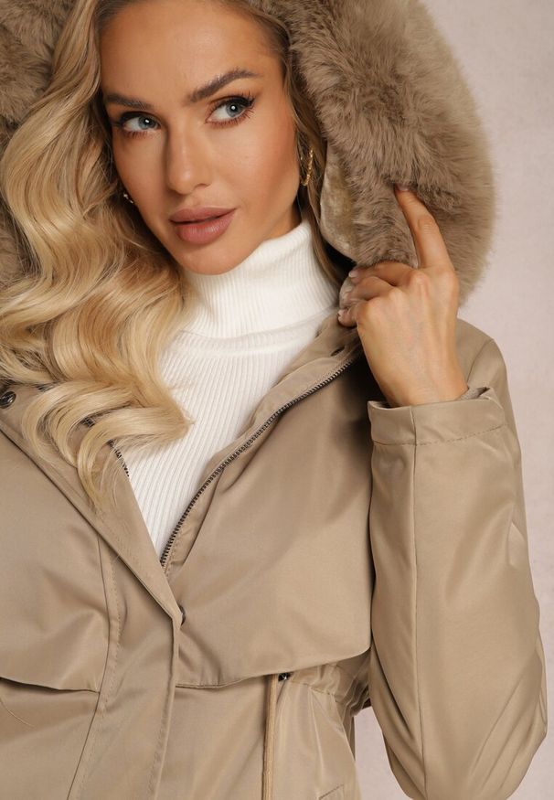 Renee - Beżowa Kurtka Płaszcz ze Ściągaczem i Kapturem z Ozdobnym Futerkiem Livieya. Kolor: beżowy. Materiał: futro