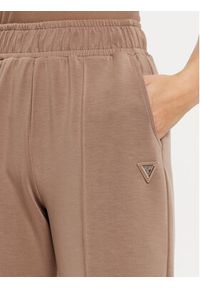 Guess Spodnie dresowe V5RB11 KCAY2 Brązowy Regular Fit. Kolor: brązowy. Materiał: syntetyk #5