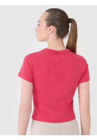 4f - 4F T-shirt slim z prążkowanej dzianiny damski - różowy M. Okazja: na co dzień. Kolor: różowy. Materiał: dzianina, prążkowany. Długość rękawa: krótki rękaw. Długość: krótkie. Wzór: prążki. Styl: klasyczny, sportowy, casual