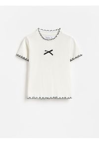 Reserved - T-shirt z kontrastowym brzegiem - złamana biel. Materiał: bawełna #1