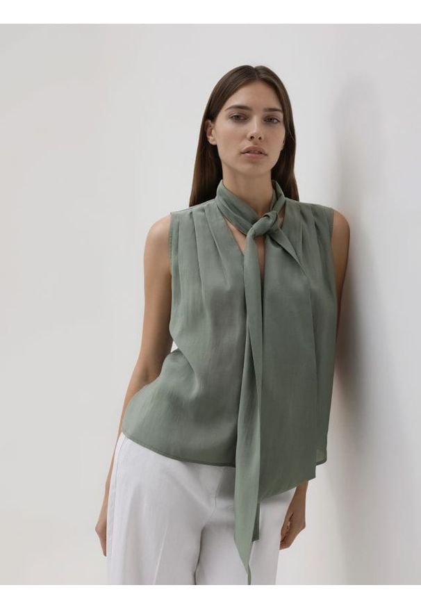 Reserved - Bluzka z szalem - oliwkowy. Kolor: oliwkowy. Materiał: tkanina. Wzór: gładki. Styl: klasyczny