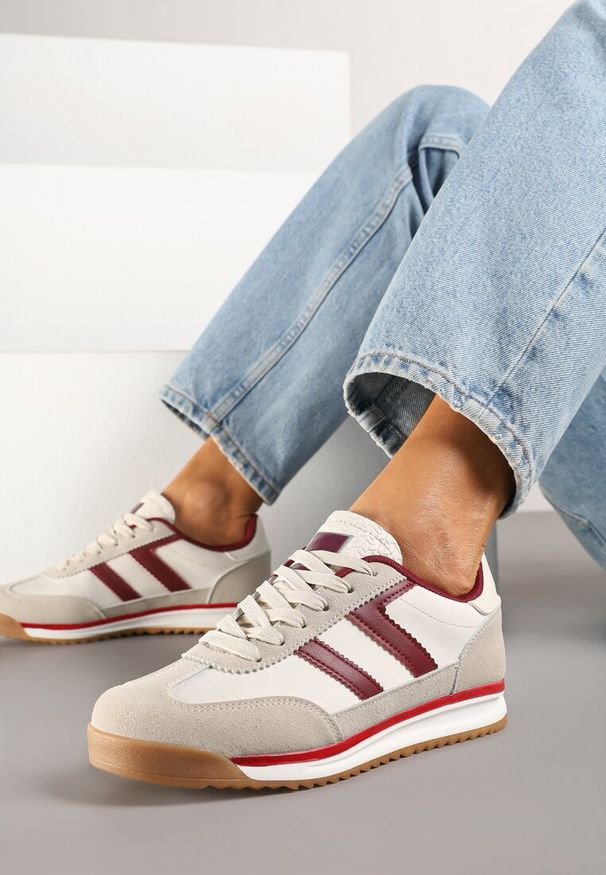 Renee - Beżowo-Bordowe Sneakersy z Geometrycznym Wzorem Eravania. Okazja: na co dzień. Kolor: beżowy. Materiał: jeans. Wzór: geometria