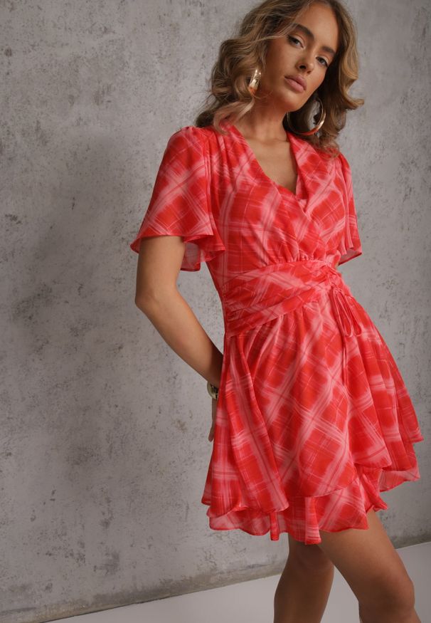 Renee - Różowa Sukienka Rozkloszowana z Kopertowym Dekoltem w Abstrakcyjny Wzór Irinera. Typ kołnierza: dekolt kopertowy. Kolor: różowy. Materiał: poliester. Wzór: nadruk. Typ sukienki: kopertowe