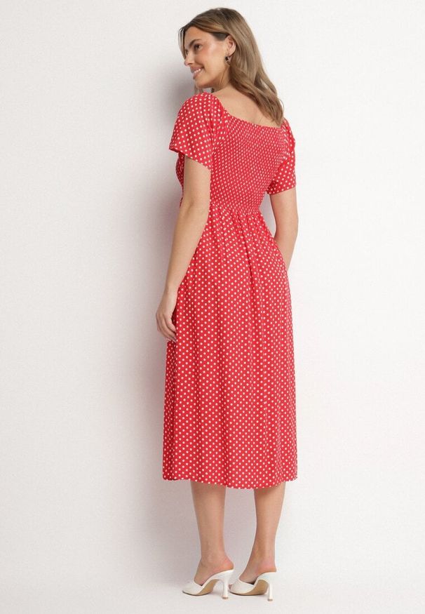 Born2be - Czerwona Sukienka z Bawełny o Rozkloszowanym Kroju w Kropeczki Lisadrisa. Okazja: na imprezę, na co dzień. Kolor: czerwony. Materiał: bawełna. Długość rękawa: krótki rękaw. Styl: klasyczny, casual, elegancki
