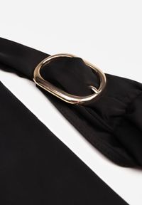 Born2be - Czarny Elegancki Kombinezon o Asymetrycznym Kroju na Jedno Ramię z Klamrą Azerarax. Kolor: czarny. Materiał: materiał. Długość rękawa: na ramiączkach. Styl: elegancki #4