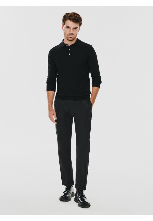 Pako Lorente - PAKO LORENTE – Czarne spodne z podwiniętą nogawką. Kolor: niebieski, czarny. Materiał: bawełna, elastan. Wzór: gładki