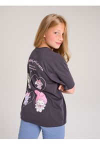 Sinsay - Koszulka z nadrukiem na plecach Hello Kitty - szary. Kolor: szary. Wzór: nadruk, motyw z bajki #1