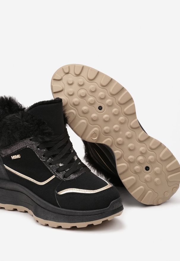 Renee - Czarne Trapery Sneakersy na Płaskiej Podeszwie Ozdobione Futerkiem i Metaliczną Wstawką Delaviel. Okazja: na imprezę, na co dzień. Nosek buta: okrągły. Zapięcie: sznurówki. Kolor: czarny. Wzór: aplikacja. Materiał: futro. Sezon: zima. Obcas: na płaskiej podeszwie. Styl: casual, elegancki. Wysokość obcasa: niski