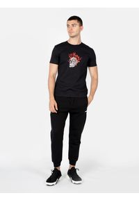 Les Hommes T-Shirt "On Fire" | LBT1002700P | Mężczyzna | Czarny. Okazja: na co dzień. Kolor: czarny. Materiał: bawełna. Wzór: nadruk. Styl: casual