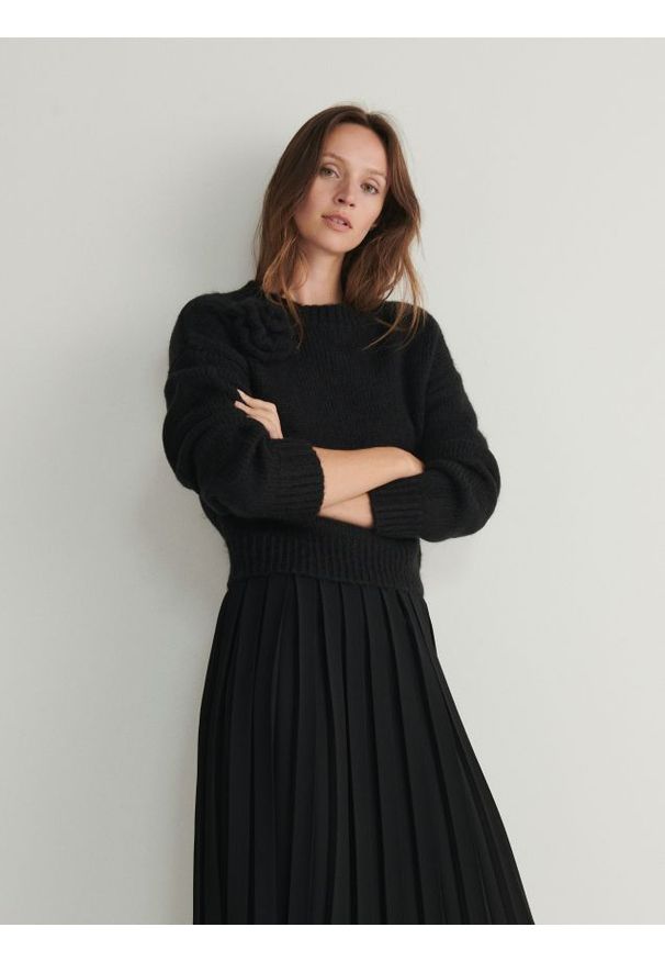 Reserved - Sweter z różą - czarny. Kolor: czarny. Materiał: dzianina. Styl: klasyczny
