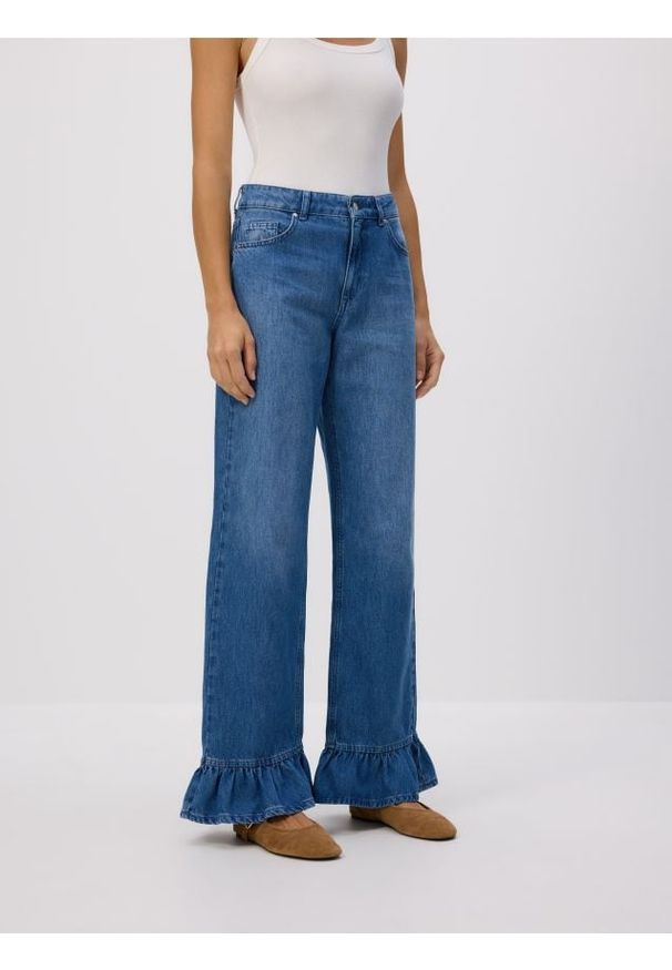 Reserved - Jeansy z falbankami - niebieski. Kolor: niebieski