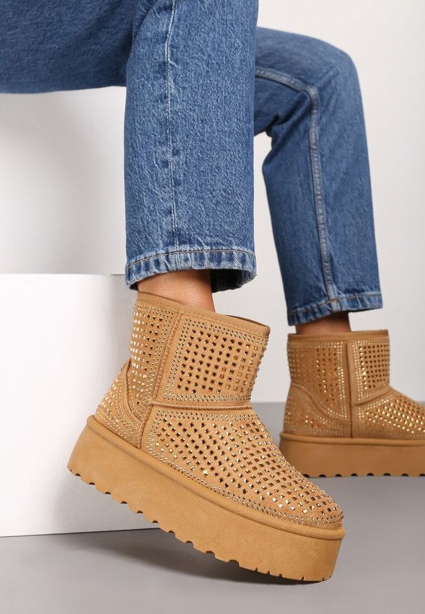 Born2be - Brązowe Śniegowce na Grubej Podeszwie z Cyrkoniami Elzina. Kolor: brązowy. Materiał: jeans, dzianina, wełna. Obcas: na obcasie. Styl: elegancki. Wysokość obcasa: średni