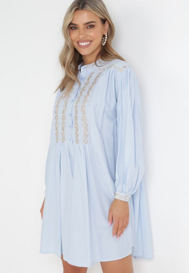 Born2be - Niebieska Pudełkowa Sukienka Mini z Ozdobnym Haftem Rosenwyn. Kolor: niebieski. Długość rękawa: długi rękaw. Wzór: haft. Długość: mini