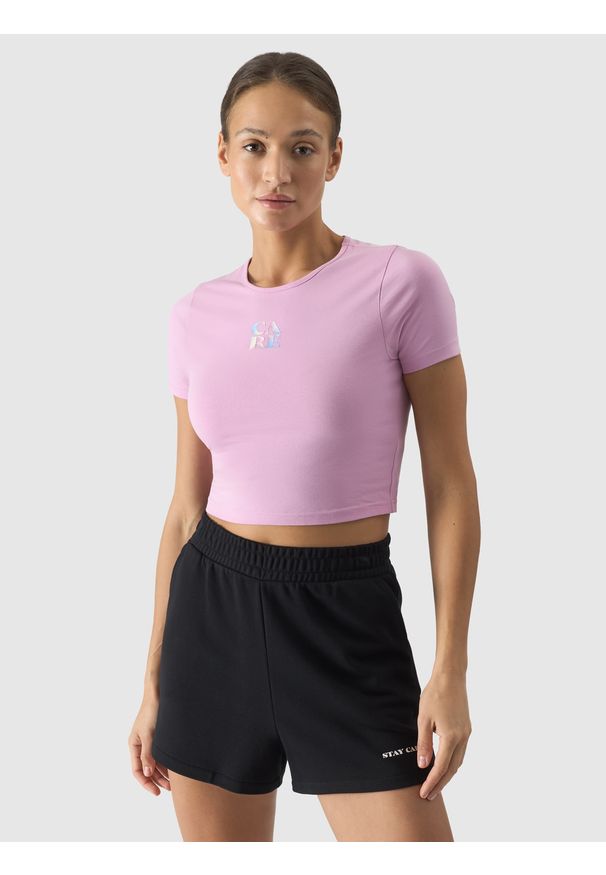 4f - T-shirt crop top z nadrukiem damski - różowy. Okazja: na co dzień. Kolor: różowy. Materiał: jersey, dzianina, bawełna, elastan, materiał. Długość rękawa: krótki rękaw. Długość: krótkie. Wzór: nadruk. Sezon: lato. Styl: sportowy, casual