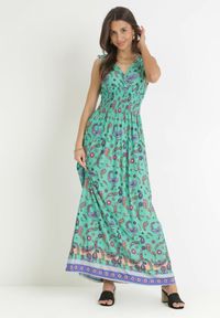 Born2be - Zielona Sukienka Maxi z Gumką w Pasie i Głębokim Dekoltem we Wzór Paisley Emmatta. Kolor: zielony. Wzór: paisley. Sezon: wiosna, lato. Długość: maxi #1